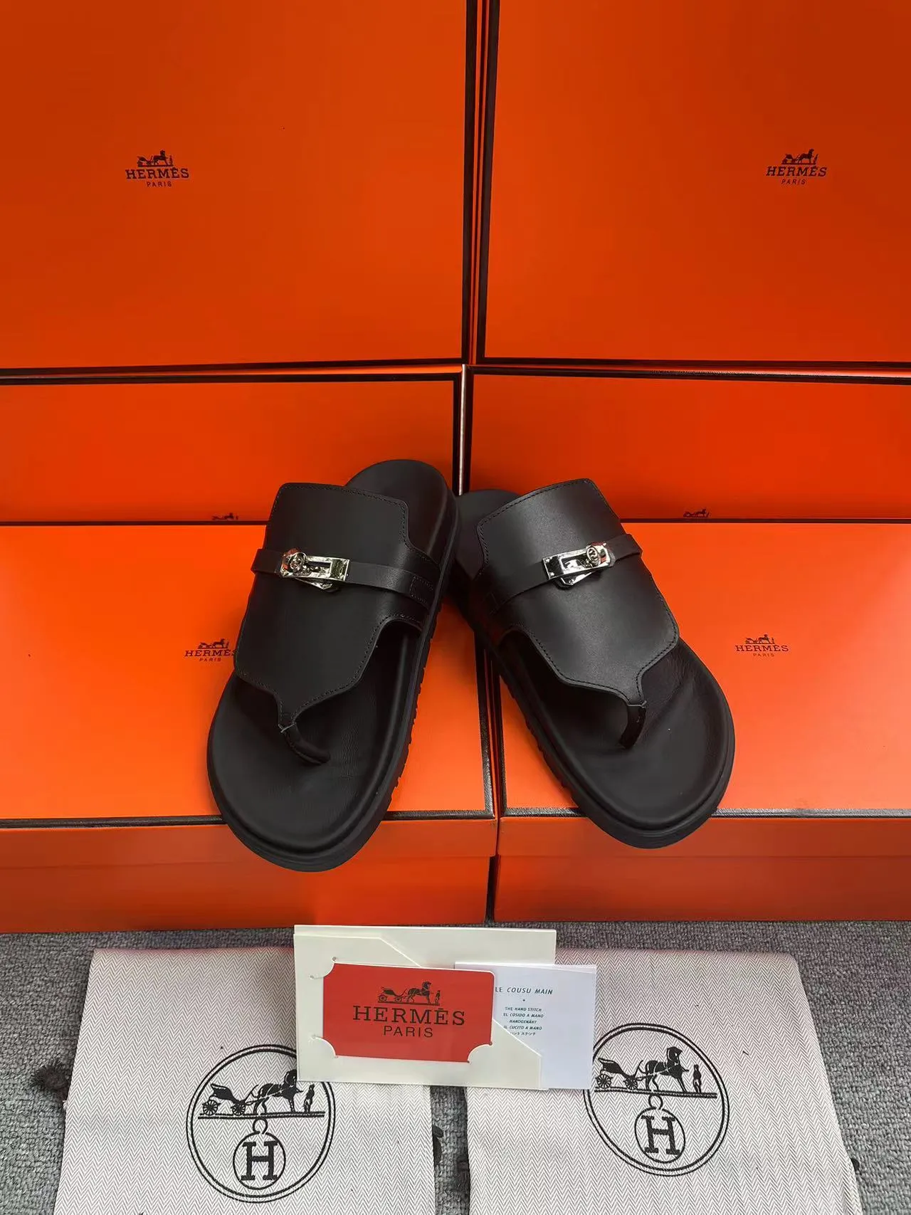 👟👟Ex-factory price 480👟👟, H HERMES is the same style for men and women, the couple's second uncle shoes that have become very popular recently - sandals, paired with various colorful socks, very trendy ✅Upper: imported mixed sheepskin and deerskin ✅Inner: imported mixed sheepskin ✅Outsole: Tpu non-slip and wear-resistant outsole ✅Size: women's 35-42. Male 38-46